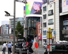 右翼の街宣車も