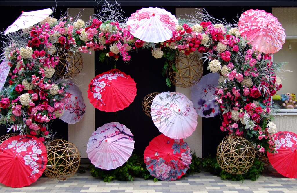 エントランス前の花飾り