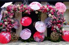 エントランス前の花飾り