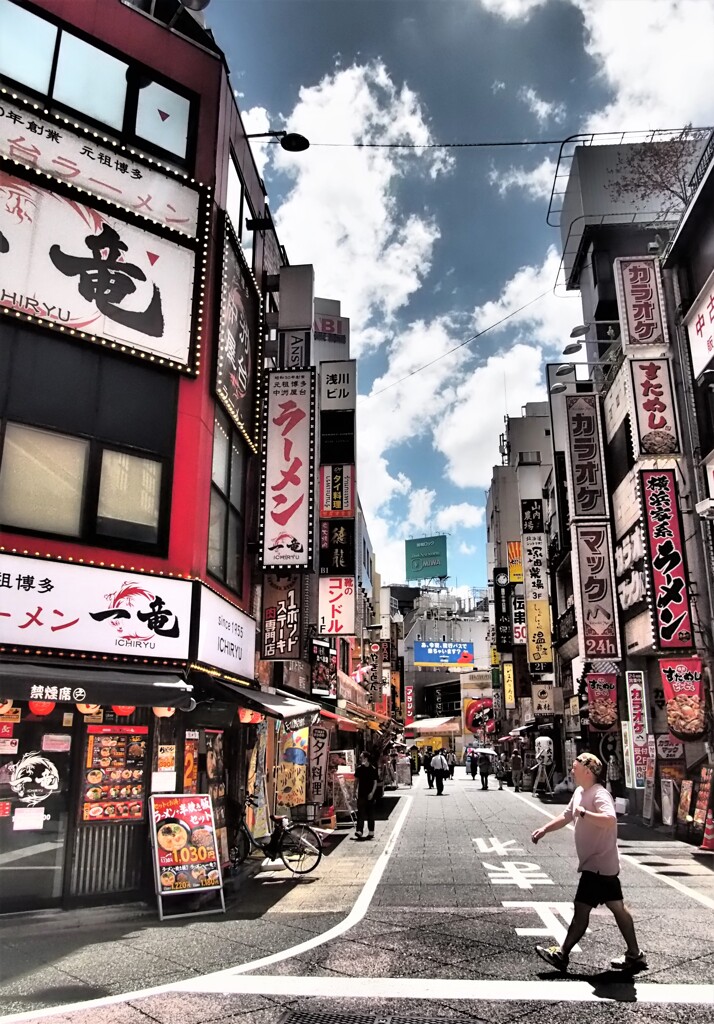 ランチタイムのヨドバシ通り