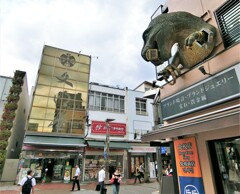 文明堂を睨む恐竜