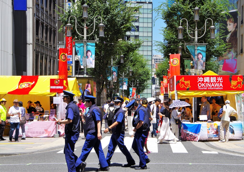 出発する警備員