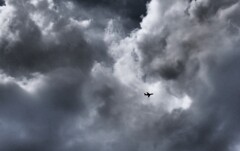 不穏な雲と旅客機
