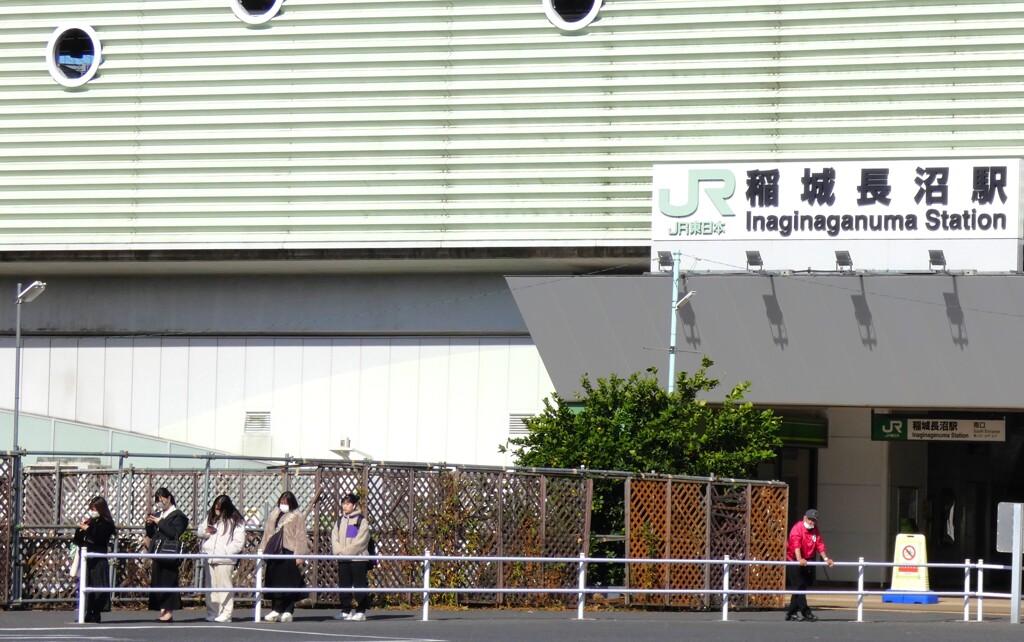 駒沢女子大学のスクールバスを待つ