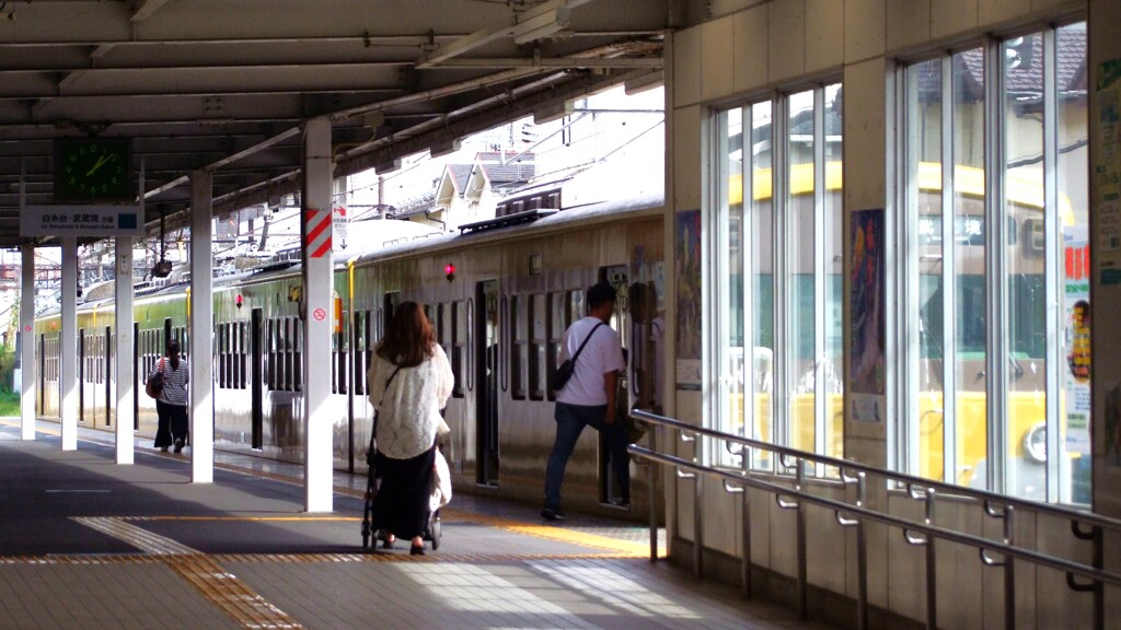 是政駅ホーム