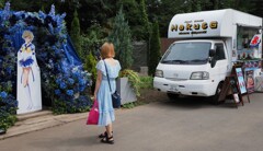 彼女は…