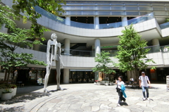 東京オペラシティーの“シンギングマン”