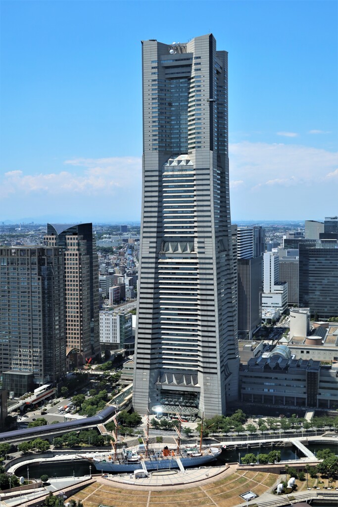 ランドマークタワーと日本丸