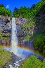 この季節にあえて、新緑の華厳の滝と虹。