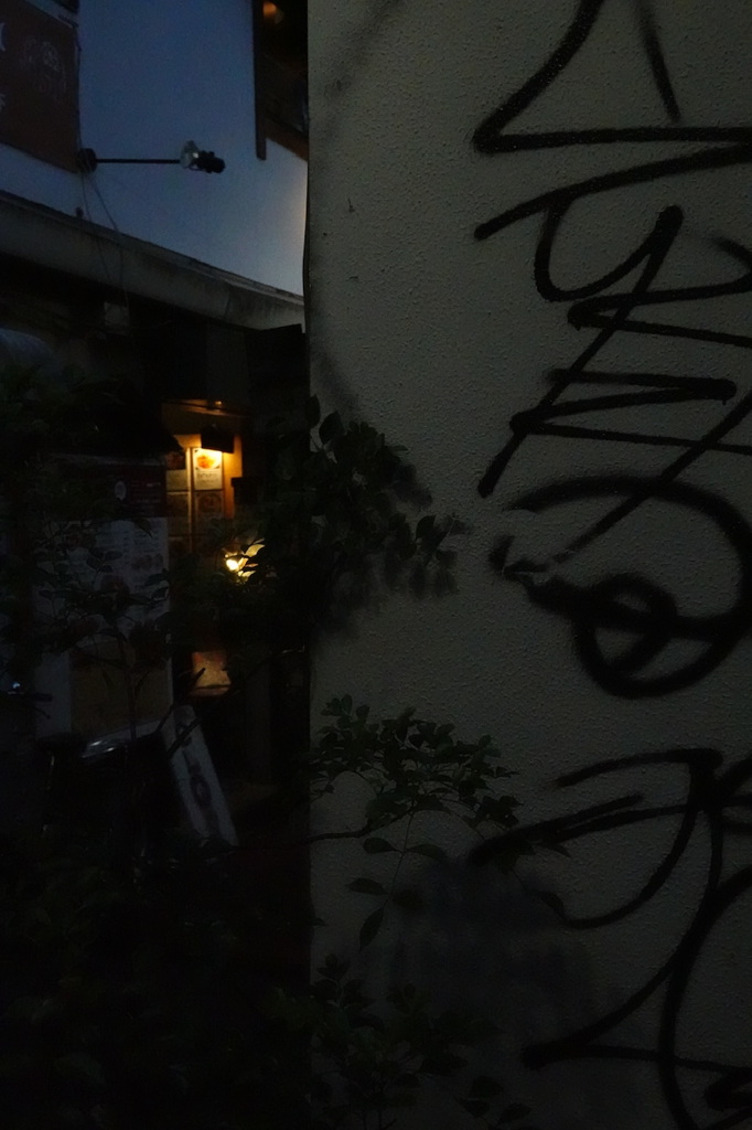 夕闇迫る三茶　楽器ベースの音が聴こえてきそう♪