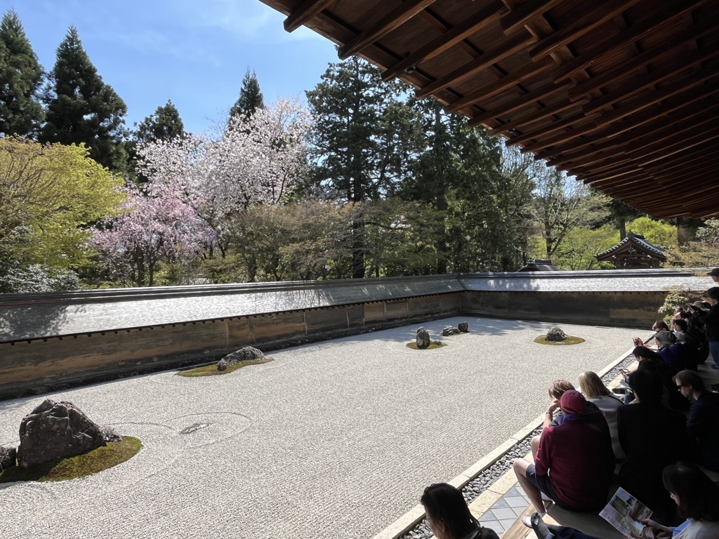 竜安寺　石庭眺め何思ふ