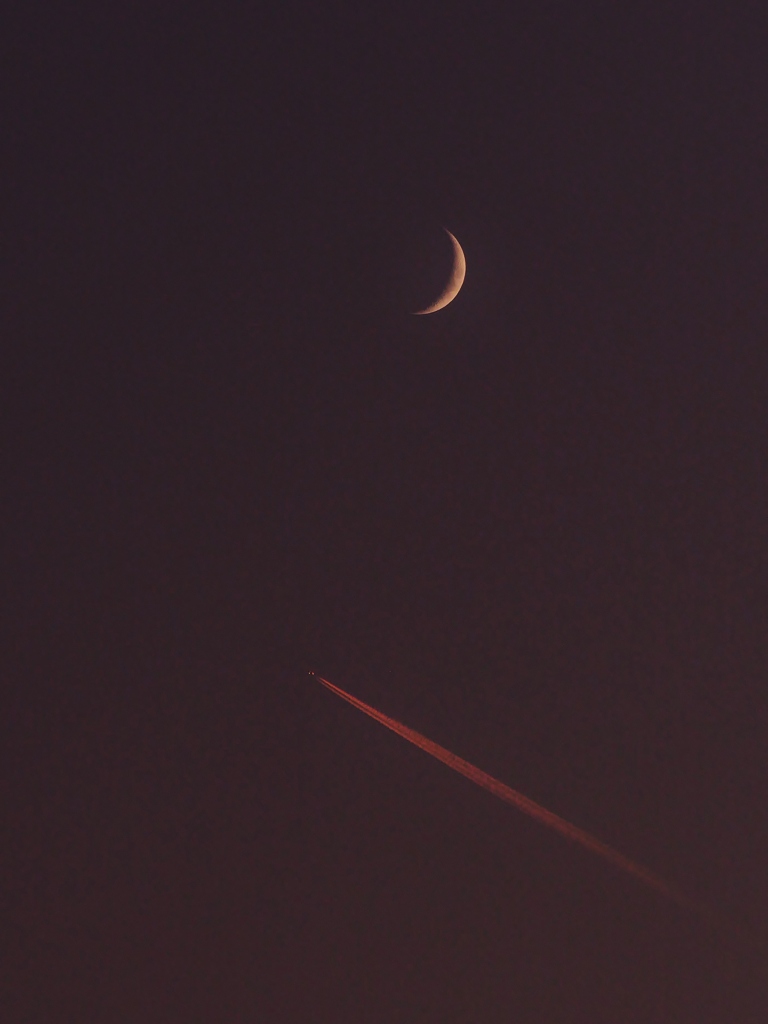 夕焼け空の三日月と飛行機雲