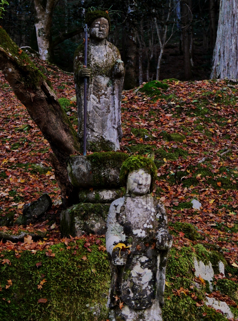 丹波篠山高源寺・お地蔵様と落葉