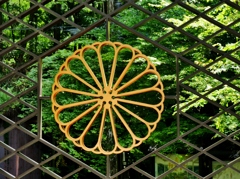 緑に浮かぶ菊のご紋