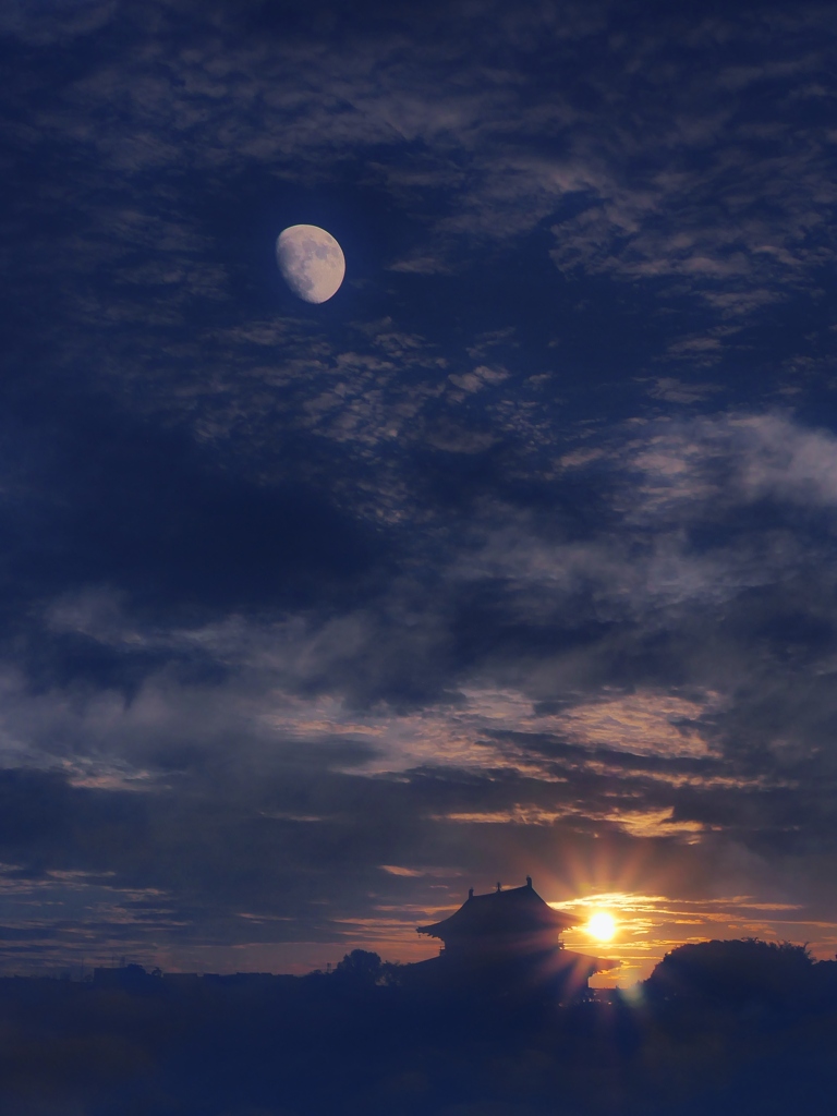 月と夕日と大極殿と・・。