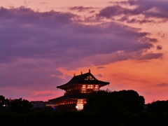 夕焼けと暗雲と大極殿と・・。