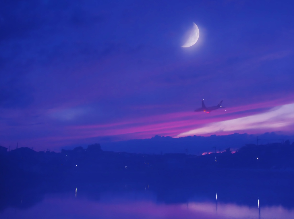 夕焼け空に月と飛行機・・。
