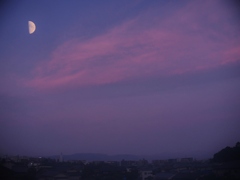 夕焼け雲と月と・・。