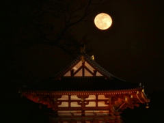 朱雀門に昇る月1