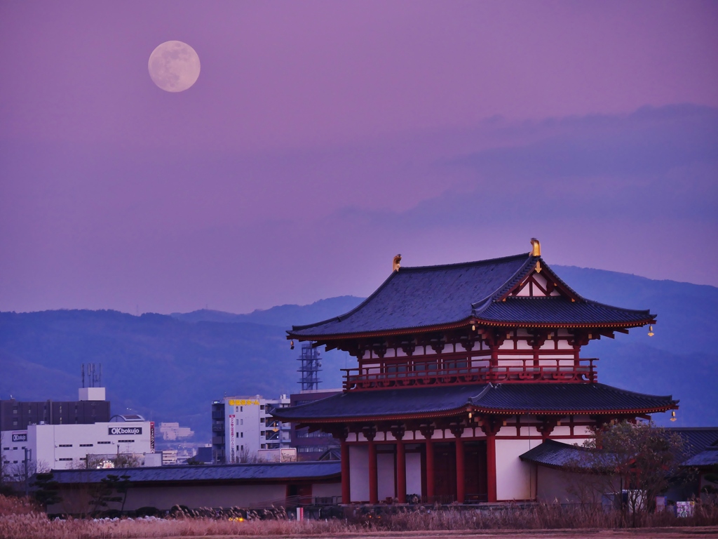 夕焼け空の満月