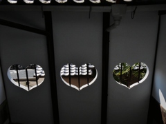 町屋物語館の猪の目(内から)