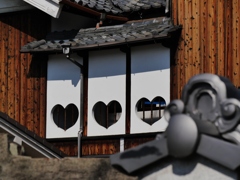 町屋物語館の猪の目の白壁