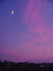 夕焼け雲と月