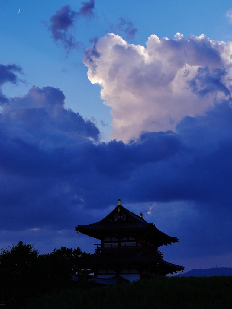 朱雀門と入道雲と月と・・。