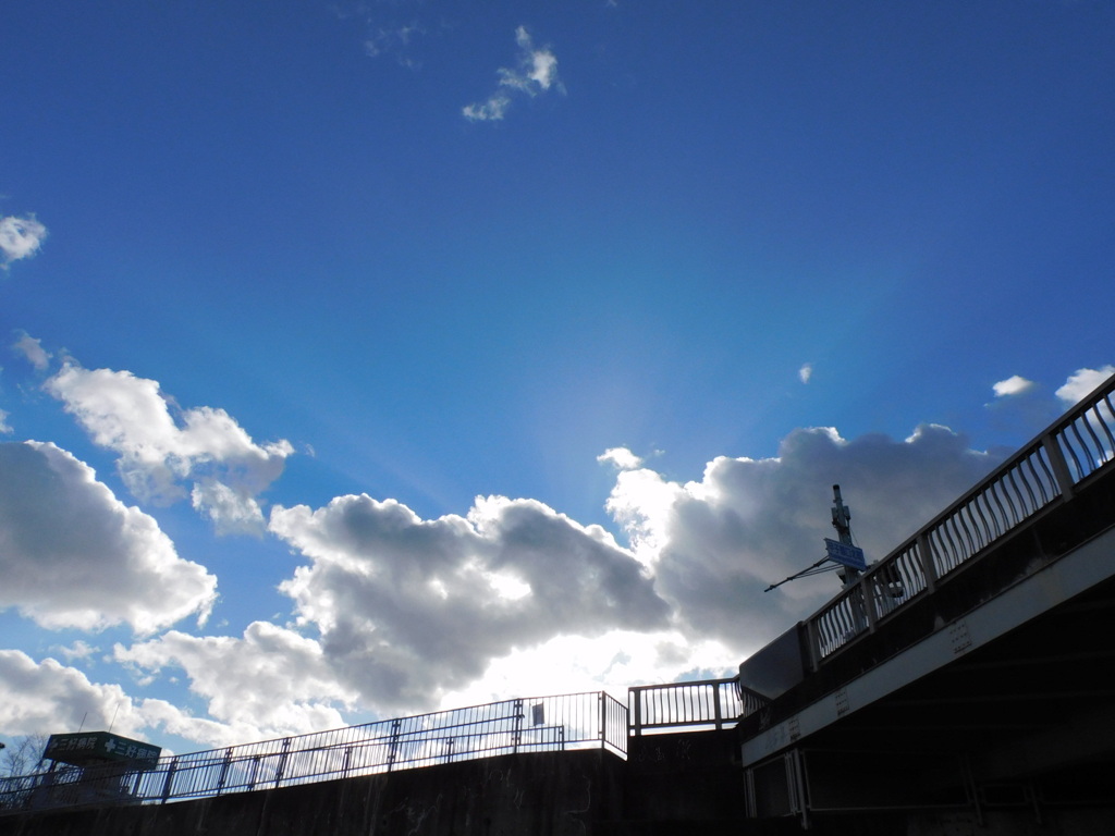 まぶしい青空