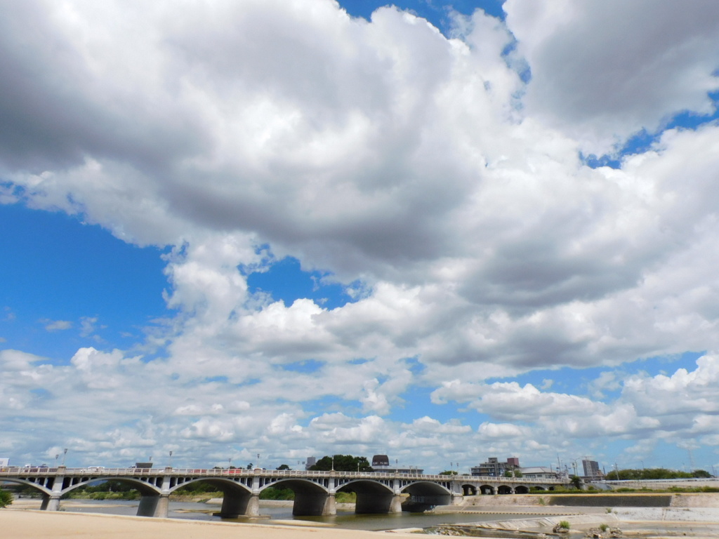 夏雲と橋