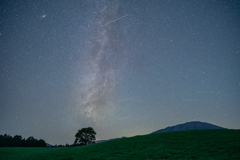 一本桜、岩手山、星空