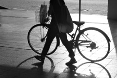 自転車を押しながら
