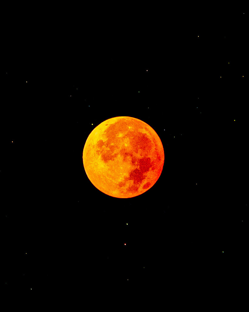 豊穣を言い表したかのような紅い満月