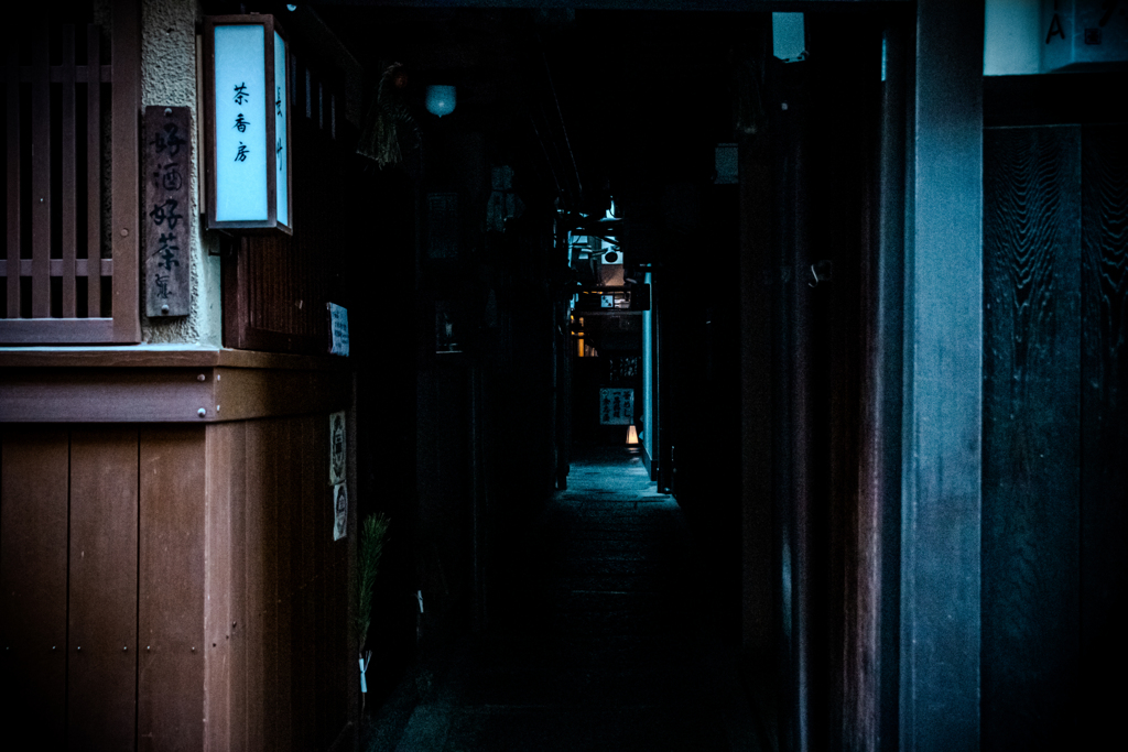 京都の路地裏に見える蒼光