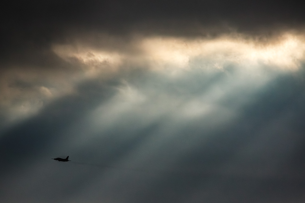 光芒を駆ける影