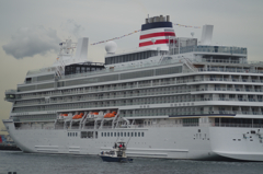 海にそびえたつ白い巨塔