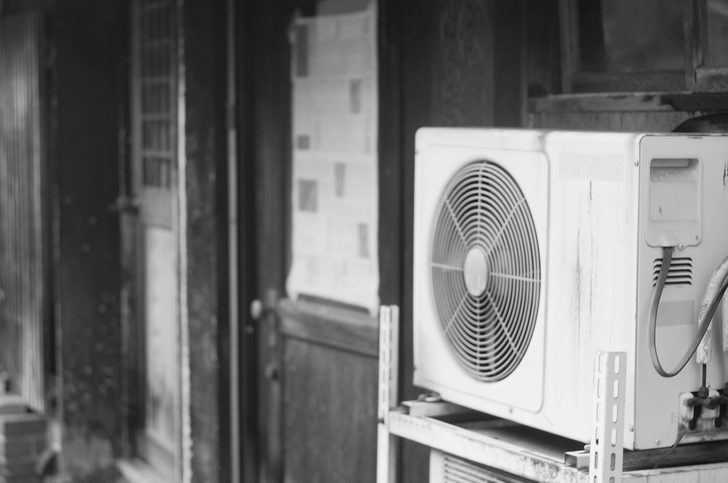 モノクロの木造