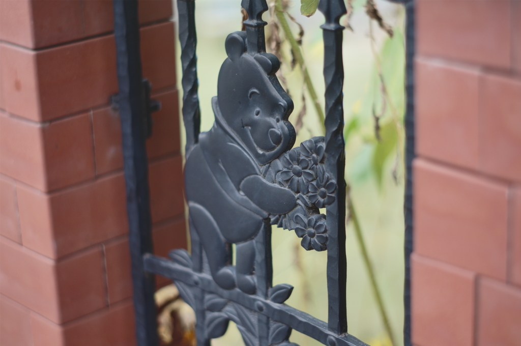 レンガとブロンズと花束