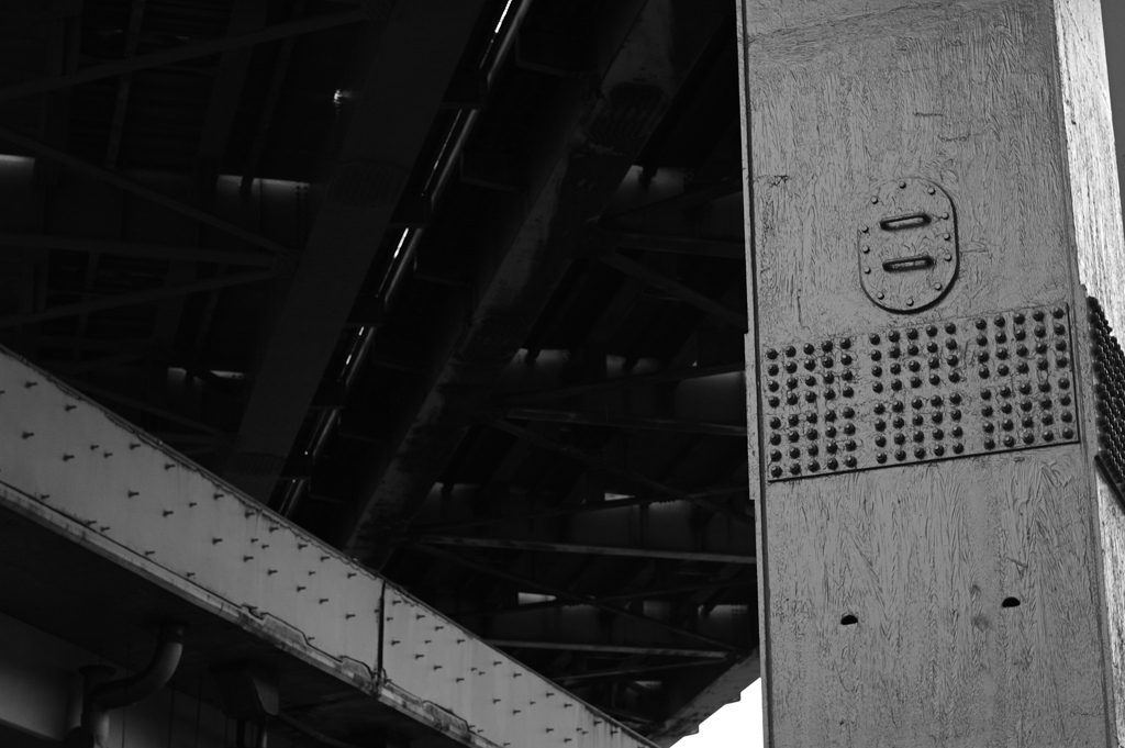 路の下の力持ち