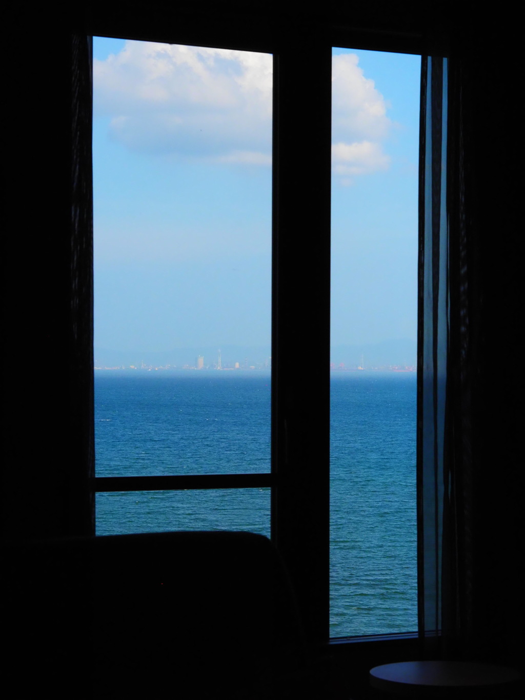 窓辺の海