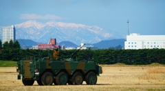 蔵王連峰と96式装輪装甲車