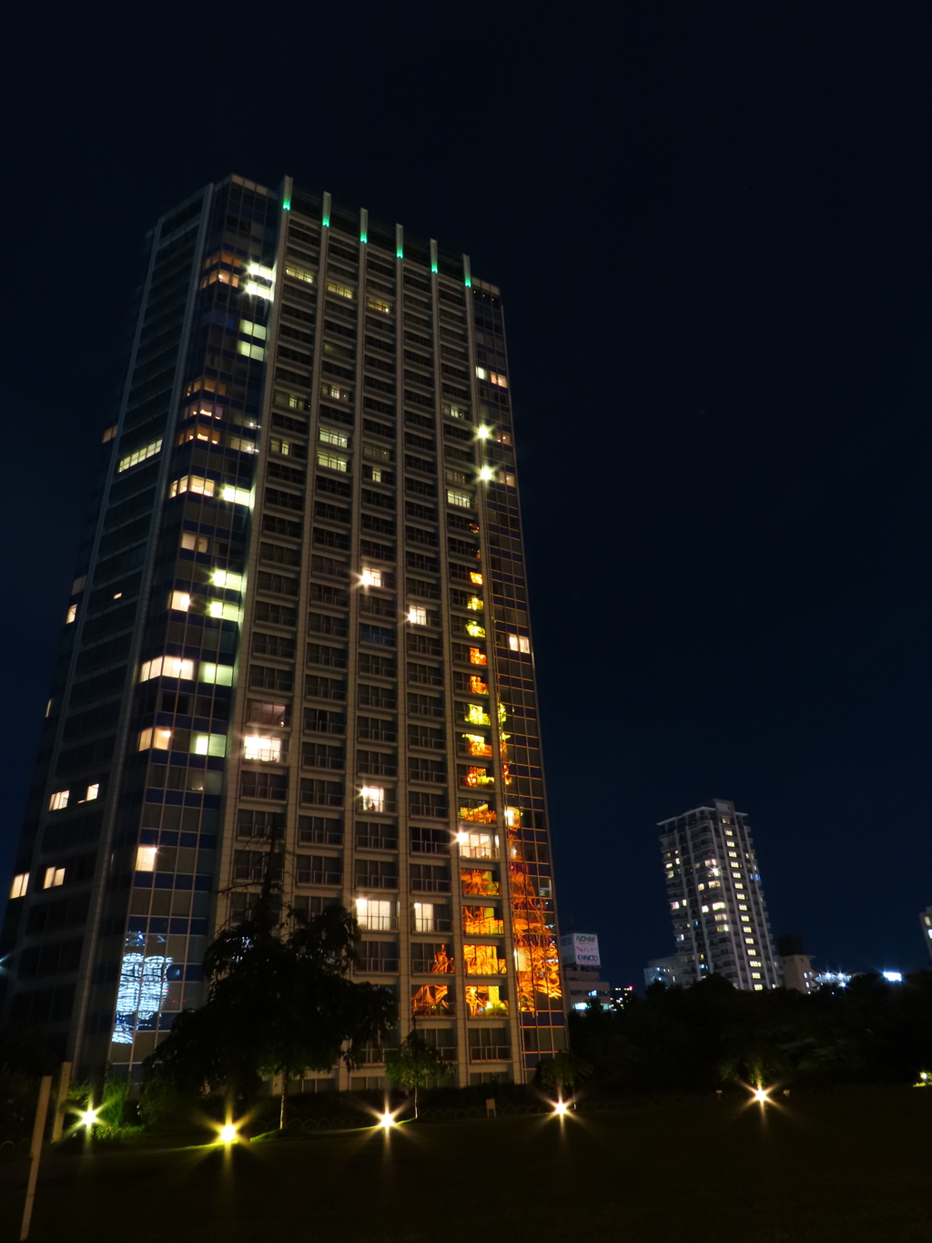 ビルに写る東京タワー