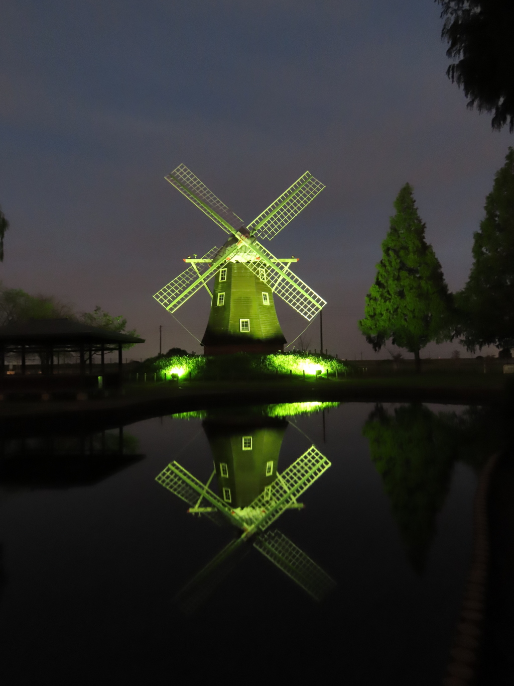 夕暮れ後の風車