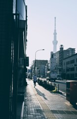 走る人とその影