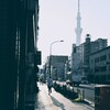 走る人とその影