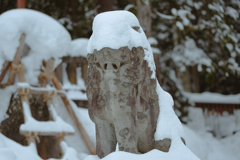 狛犬の雪化粧
