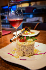 Pulpo , patatas con alioli y vino rosado