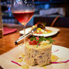 Pulpo , patatas con alioli y vino rosado