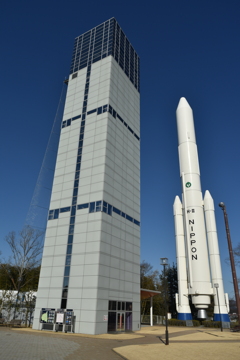 スペースタワーとロケット