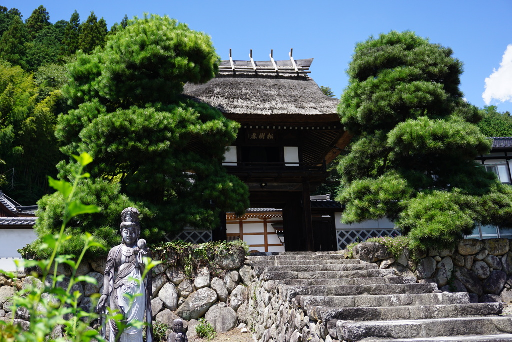 鶏足院山門